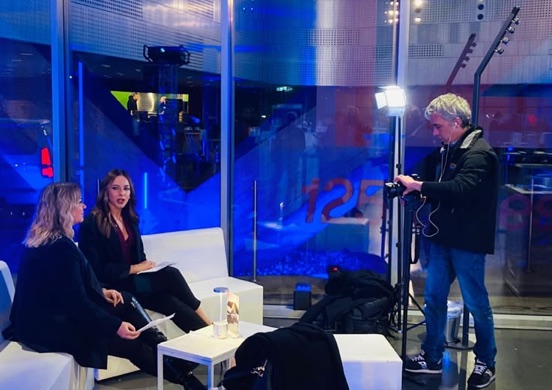 Lucrezia Maritano sul set durante le riprese di una trasmissione
