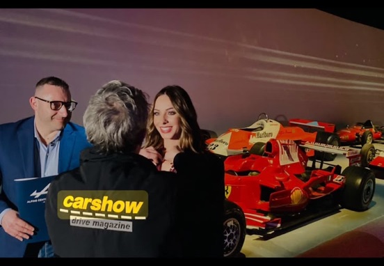 Lucrezia Maritano durante una produzione CarShow dedicata ai motori
