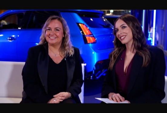 Lucrezia Maritano durante la conduzione di una trasmissione televisiva