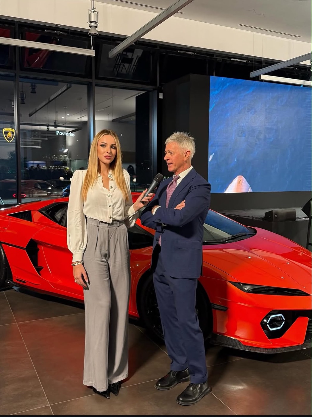 Lucrezia Maritano durante un'intervista di CarShow in una concessionaria