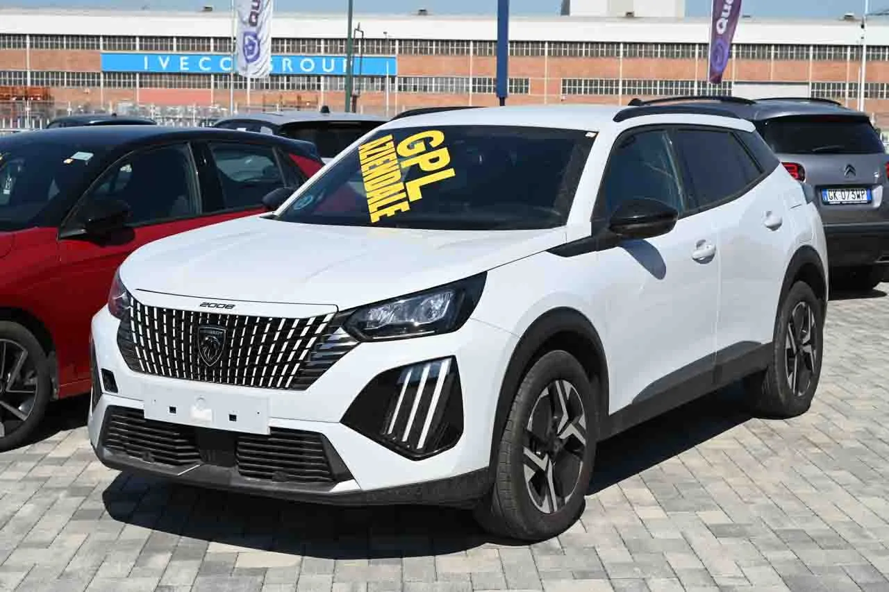 Peugeot 2008 PureTech 100 S&S Allure GPL, foto 1 di 19